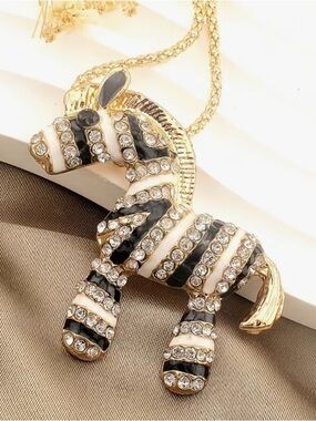 🦓 NEW Betsey Johnson crystal embellished zebra pendant necklace 🦓